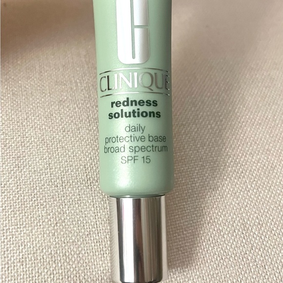 NEW Clinique Redness Solutions Daily Protective Base SPF 15 1.35 oz/40 ml - NIB - Picture 8 of 8